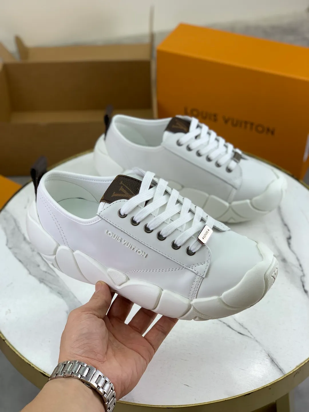 Men's men's shoes 💰P600 new style super hot 🔥 LV Bubble Bubble cloud shoes new casual sports shoes All stars have the same style. It's really good-looking and has a sense of technology and luxury. The shoe shape is smooth and not bulky, and small girls can easily handle it. TPU injection molded rice flower outsole, leather lining with breathable space mesh, molded cowhide feet, calfskin surface Code number: 35-40 (customized for 41 42) Color: black white silver